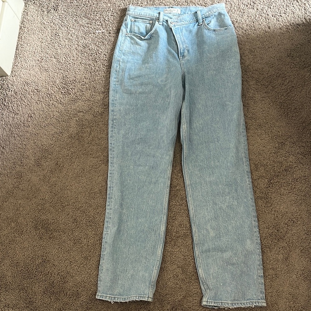 Abercrombie and Fitch 90’s Ultra High Rise Straight Jeans!